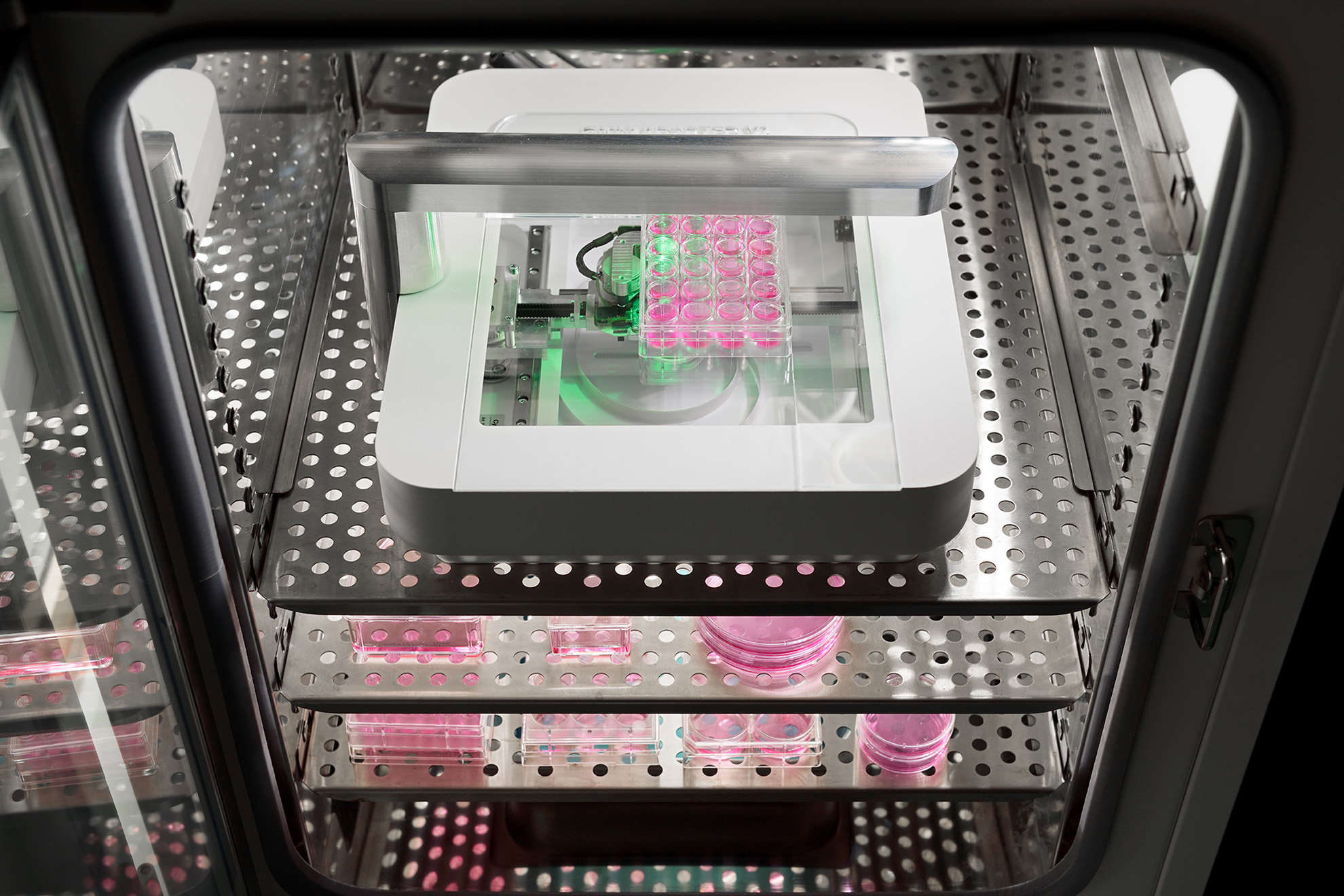 Analytical microscope inside an incubator